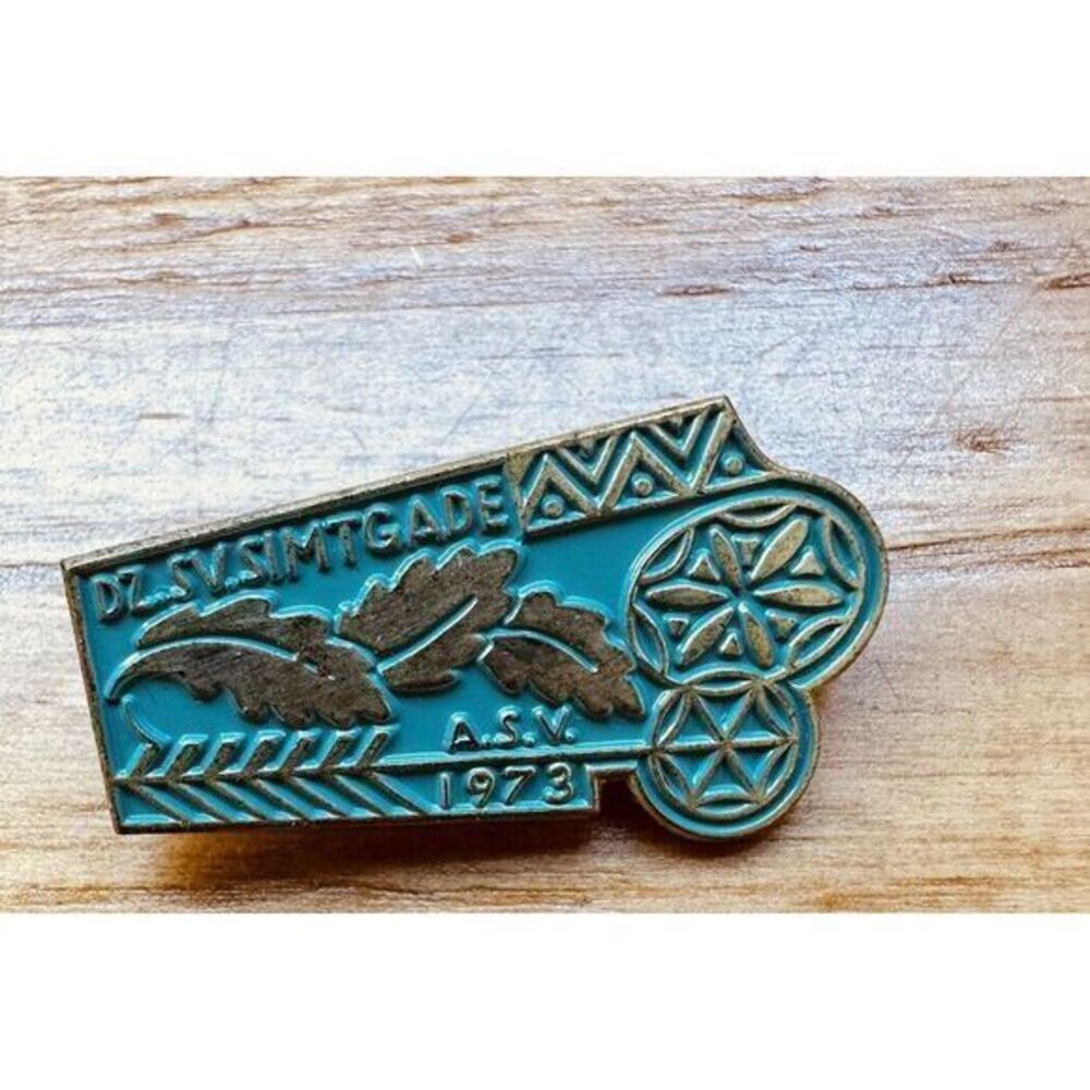 1973 DZ.‎ Sv Simtgade A.S.V. 1973 Pin Green & Gold Tone Vintage Pre-owned.